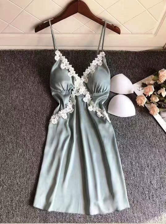 ชุดนอนเดรส สายเดี่ยวผ้าซาติน ใส่สบาย ไม่คัน ไม่อับชื้น มีฟองน้ำถอดออกได้ ฟรีไซส์ มี 4 สี แดง เขียว ขาว ชมพู ราคาส่ง 3 ชิ้น คละแบบได้ ชุดละ 250 บาท