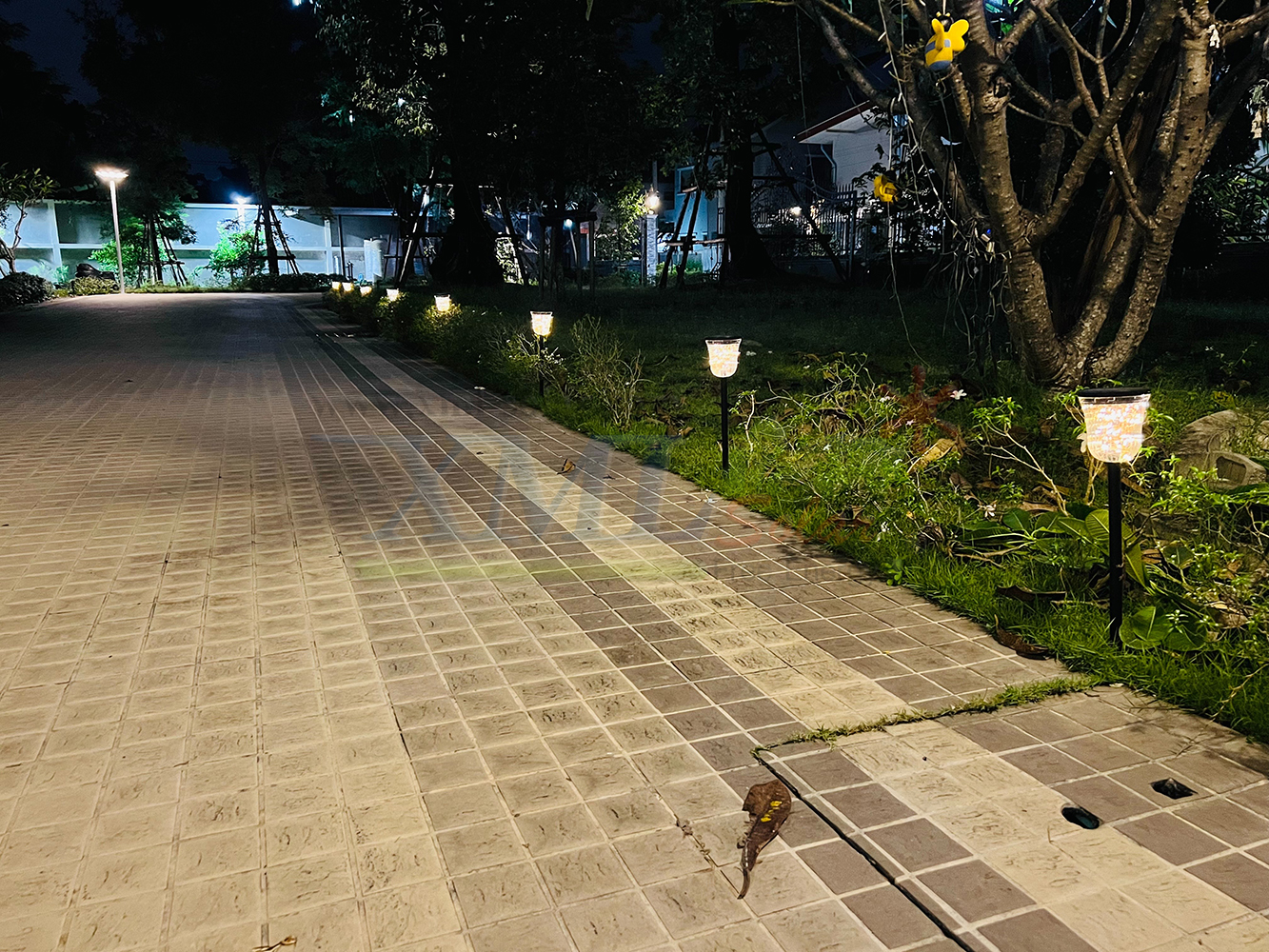 ไฟปักสนามโซล่าเซลล์ รุ่น เม็ดChip 50 LED (เปิดได้ 3 ฟังก์ชั่น) (แสง : เเหลืองวอมไวท์)