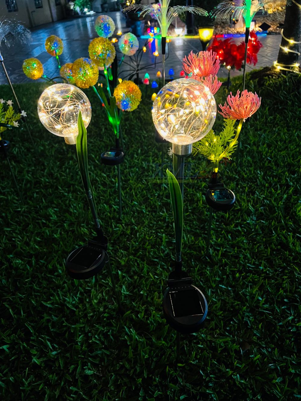 ไฟปักสนามโซล่าเซลล์ ทรงบอลกลม (แสง : เหลืองวอมไวท์)(1 แถม 1)