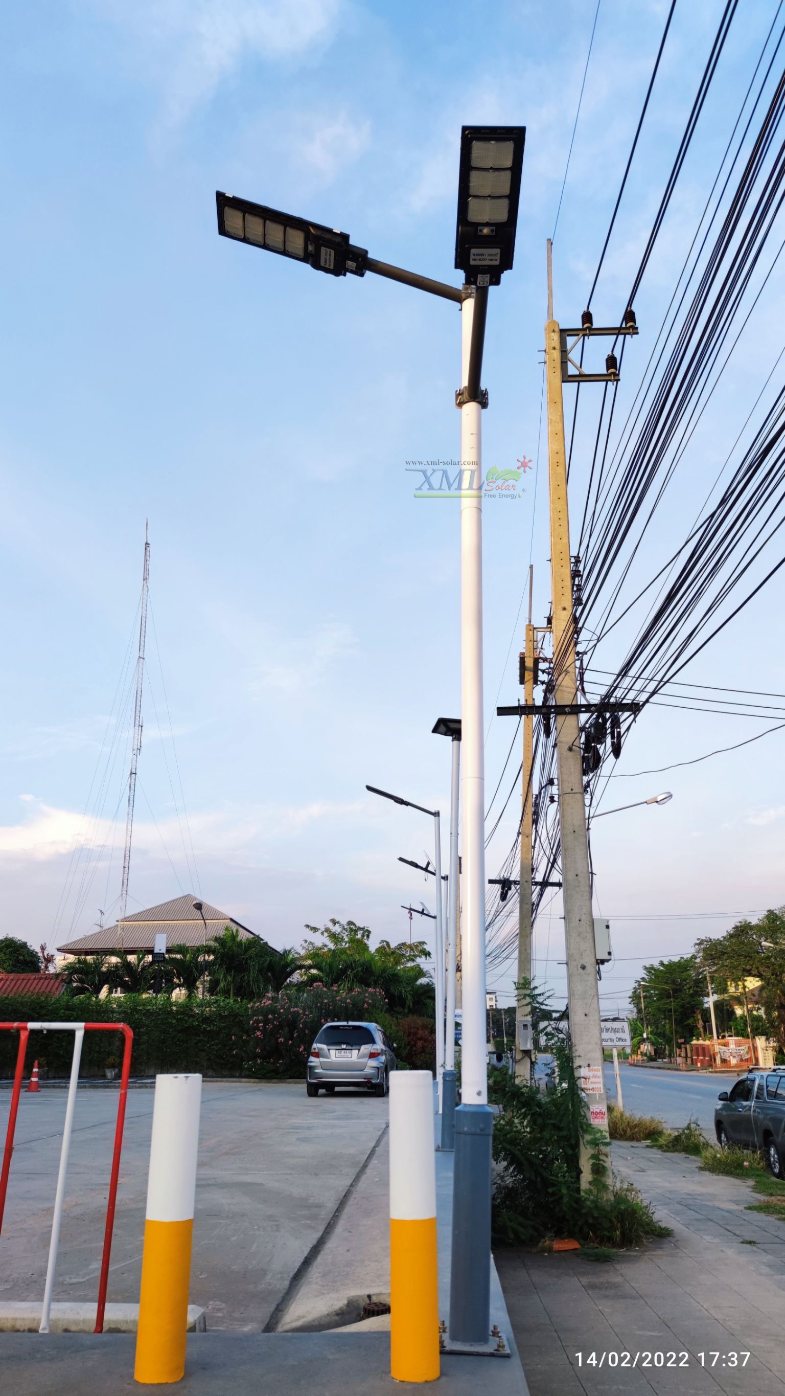 โคมไฟถนนโซล่าเซลล์ Modi x XML-Solar 200W (แสง : ขาว)(Motion sensor)