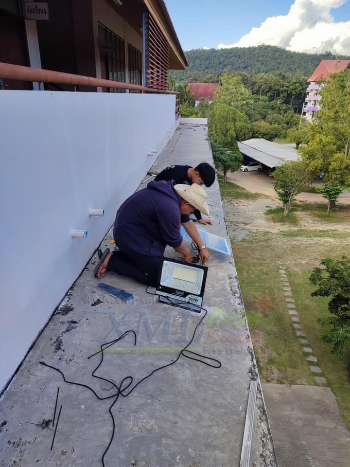 ไฟสปอตไลท์โซล่าเซลล์ 200 Watt กล่องสีน้ำตาล (เปิดได้ 3 แสง)