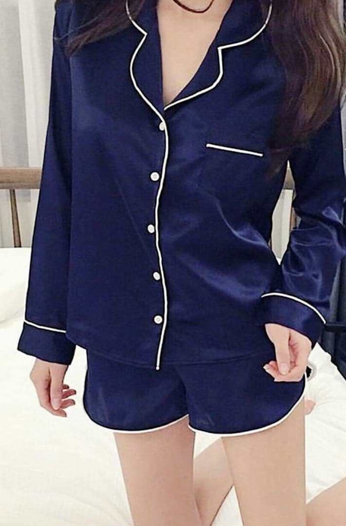 ชุดนอนผ้าซาติน ผ้านุ่ม ลื่น ใส่สบาย สไตล์เรียบหรู ผ้าระบายอากาศได้ดีไม่ร้อน สีน้ำเงิน ราคาชุดละ 350 บาท