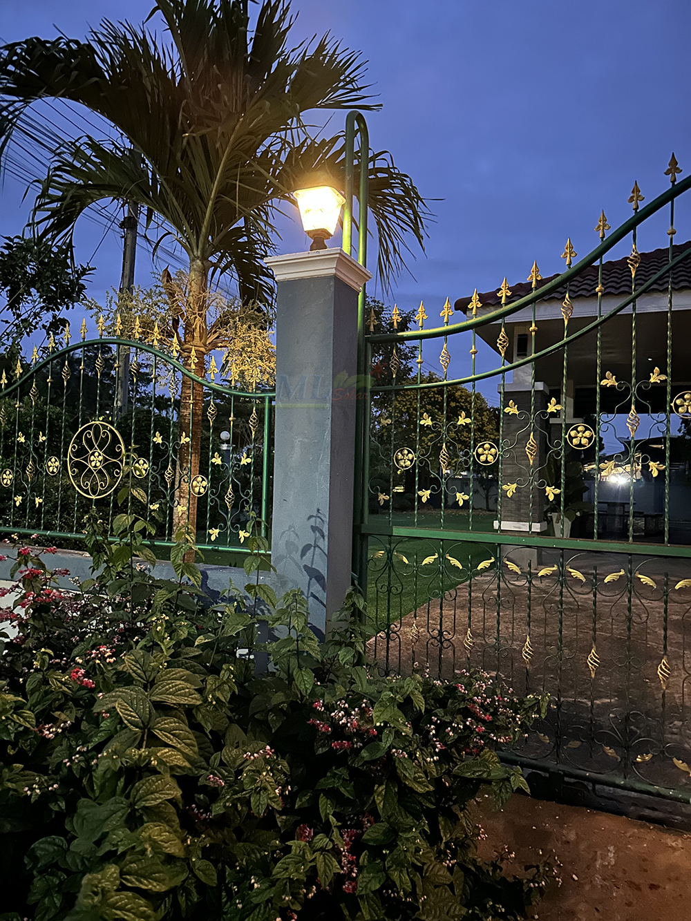 โคมไฟหัวเสาโซล่าเซลล์ รุ่น TZ-11836 (เปิดได้ 2 แสง)(1 แถม 1)