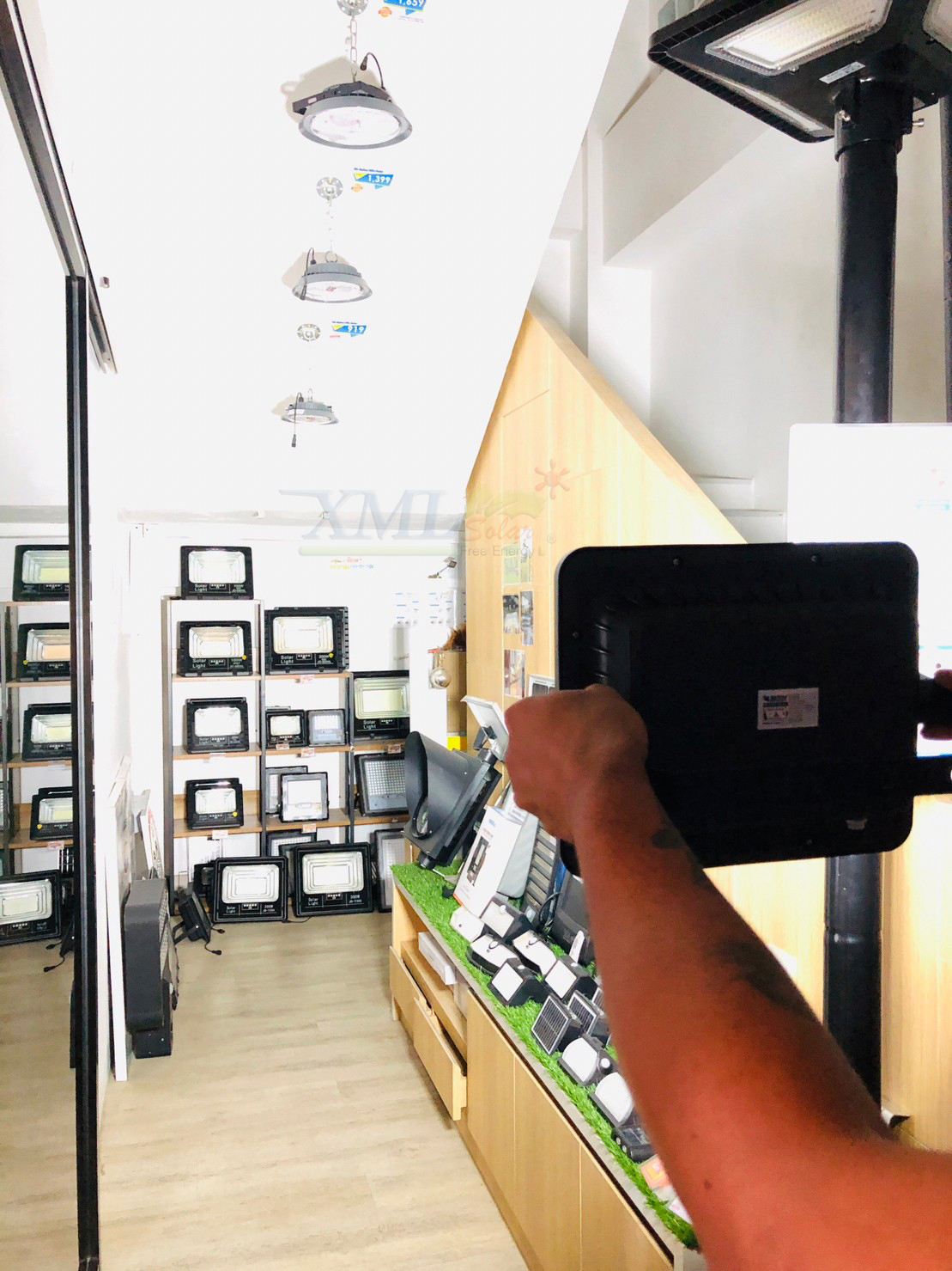 ไฟสปอตไลท์โซล่าเซลล์ 180 W รุ่น MD-PT01 (เเสง : ขาว)