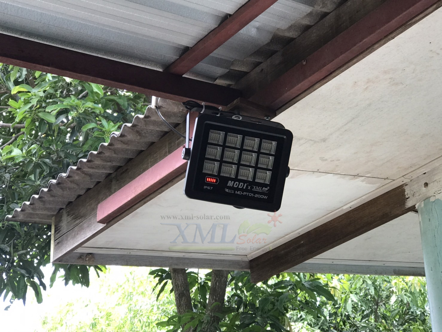 ไฟสปอตไลท์โซล่าเซลล์ 200 W. รุ่น Modi x XML ไซต์ใหญ่ (เเสง : ขาว)