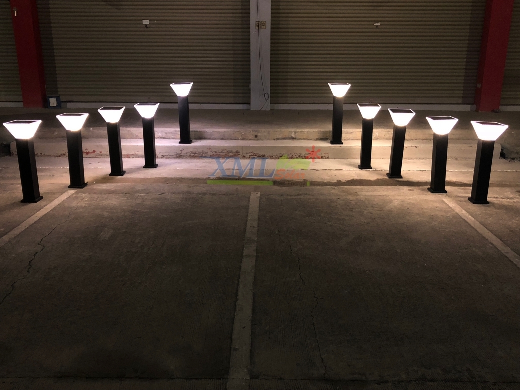 ไฟตั้งพื้นโซล่าเซลล์ ทรง พีระมิด สีดำ โคมใส (80 cm) (แสง : ขาว + เหลืองวอมไวท์)