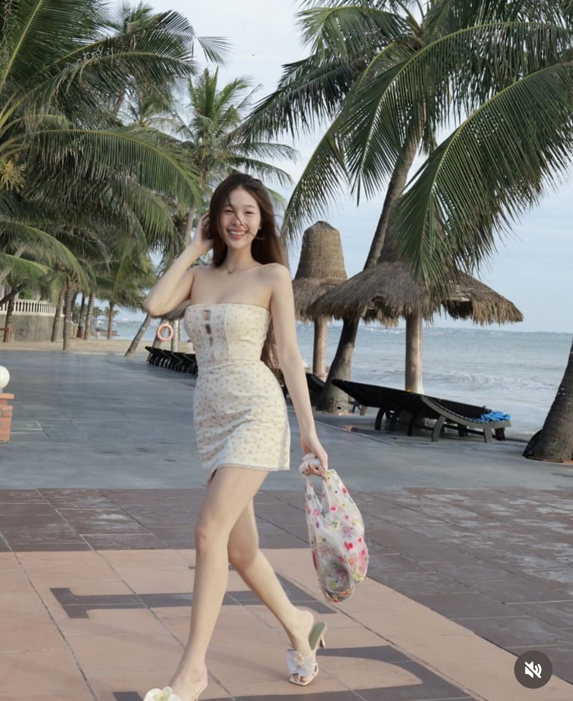 Dress เกาะอก รุ่นใหม่ล่าสุด look ไม่ซ้ำ เลิศสุด ต้องชุดนี้ ตัวชุดปริ้นลายผ้า ลายดอกไม้ หวาน น่ารัก สดใส มีลูกเล่นช่วงหน้าอก แต่งชายระบาย ด้วยผ้าลูกไม้เบาๆ