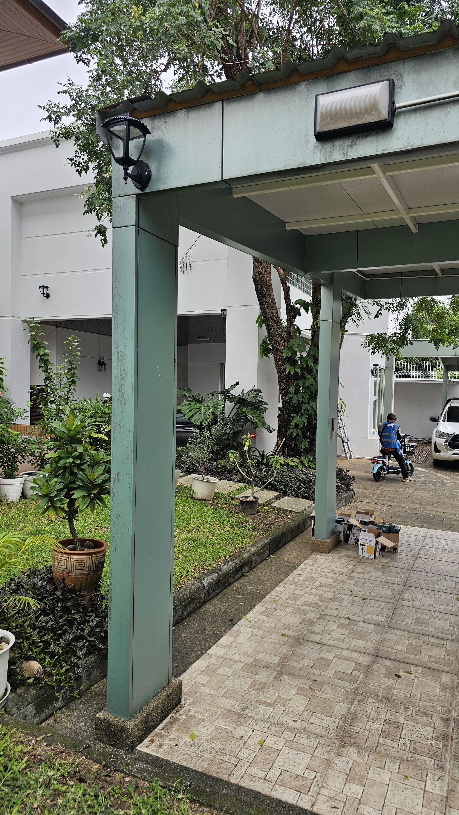 โคมไฟกิ่ง ติดผนัง โซล่าเซลล์ JD-X90 (เปิดได้ 3 แสง)(1 แถม 1)