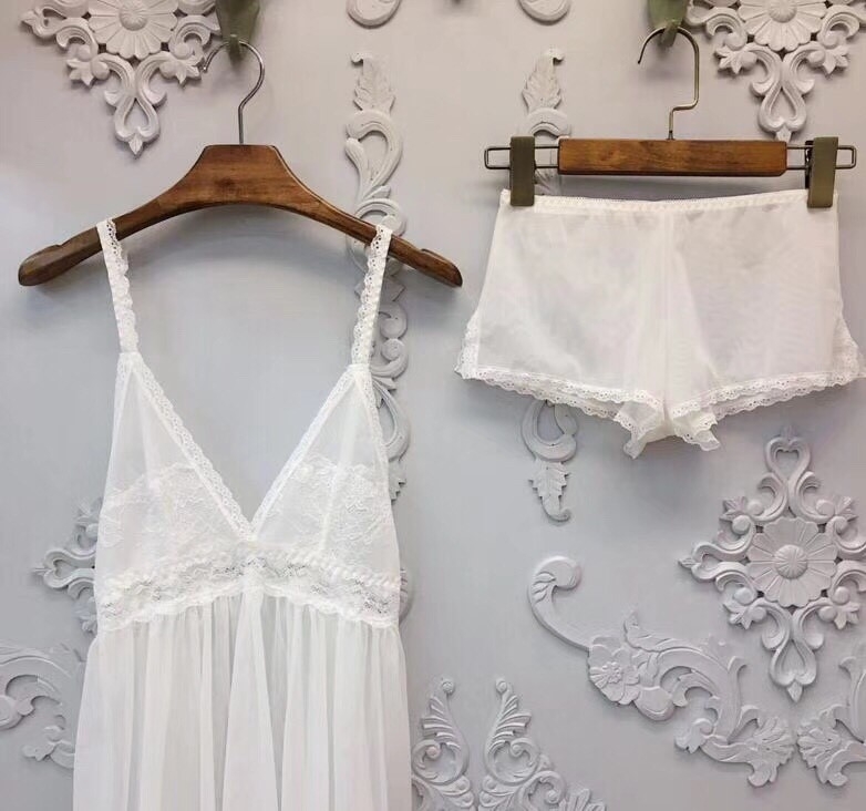 ชุดนอนลูกไม้ซีทรู เนื้อผ้านิ่มเบาสบาย ใส่แล้วไม่ร้อน มาพร้อมจีสตริงเข้าชุด ฟรีไซส์ ราคาส่ง 3 ชิ้น คละแบบได้ชุดละ 250 บาท