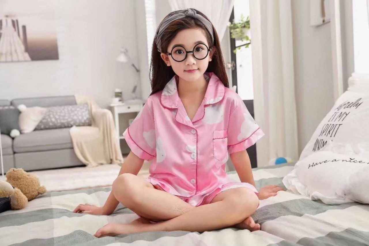 ชุดนอนเด็ก แขนสั้นขาสั้น ผ้าแพรซาติน เนื้อนิ่ม เด็กๆ ใส่หลับสบาย ไม่คัน อายุ 3 ขวบ ถึง 10 ขวบ มีหลายลาย ราคาส่ง 3 ชิ้น คละแบบได้ทั้งร้าน ชุดละ 180 บาท
