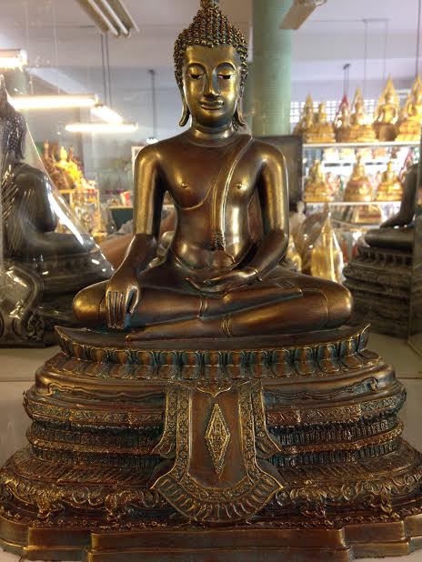 พระพุทธชินสีห์สีทองเก่า มวลสารเหล็กนำพี้ ขนาดหน้าตัก 9 นิ้ว มีพุทธลักษณะที่งดงามเป็นเอกอุในสยามประเทศรหัส 0137