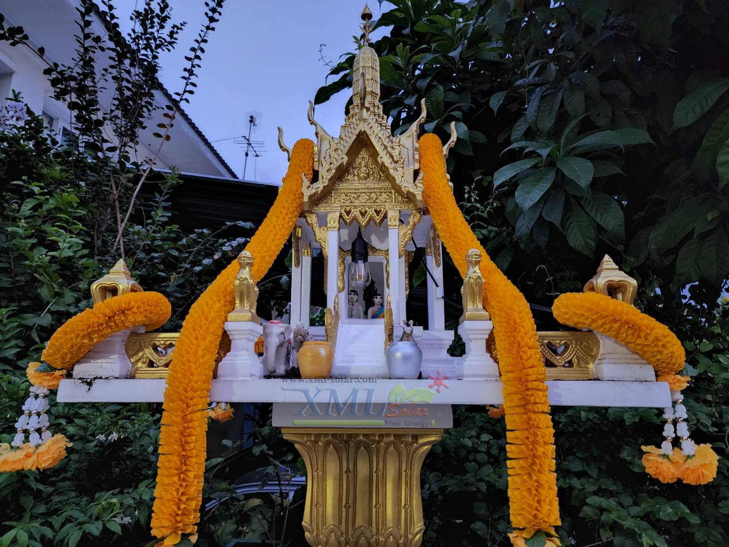 โคมไฟโซล่าเซลล์ ติดเพดาน รุ่นตาข่ายดำ Loft style (แสง เหลืองวอมไวท์)