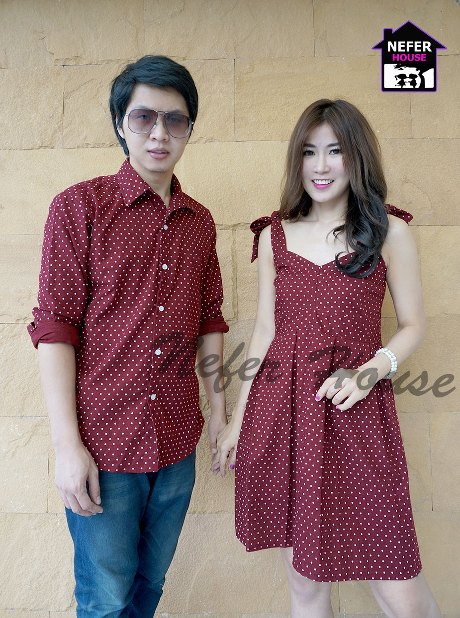ชุดคู่รักสวยๆ เสื้อผู้ชายแขนยาวสีแดงเลือดหมูลายจุดขาว