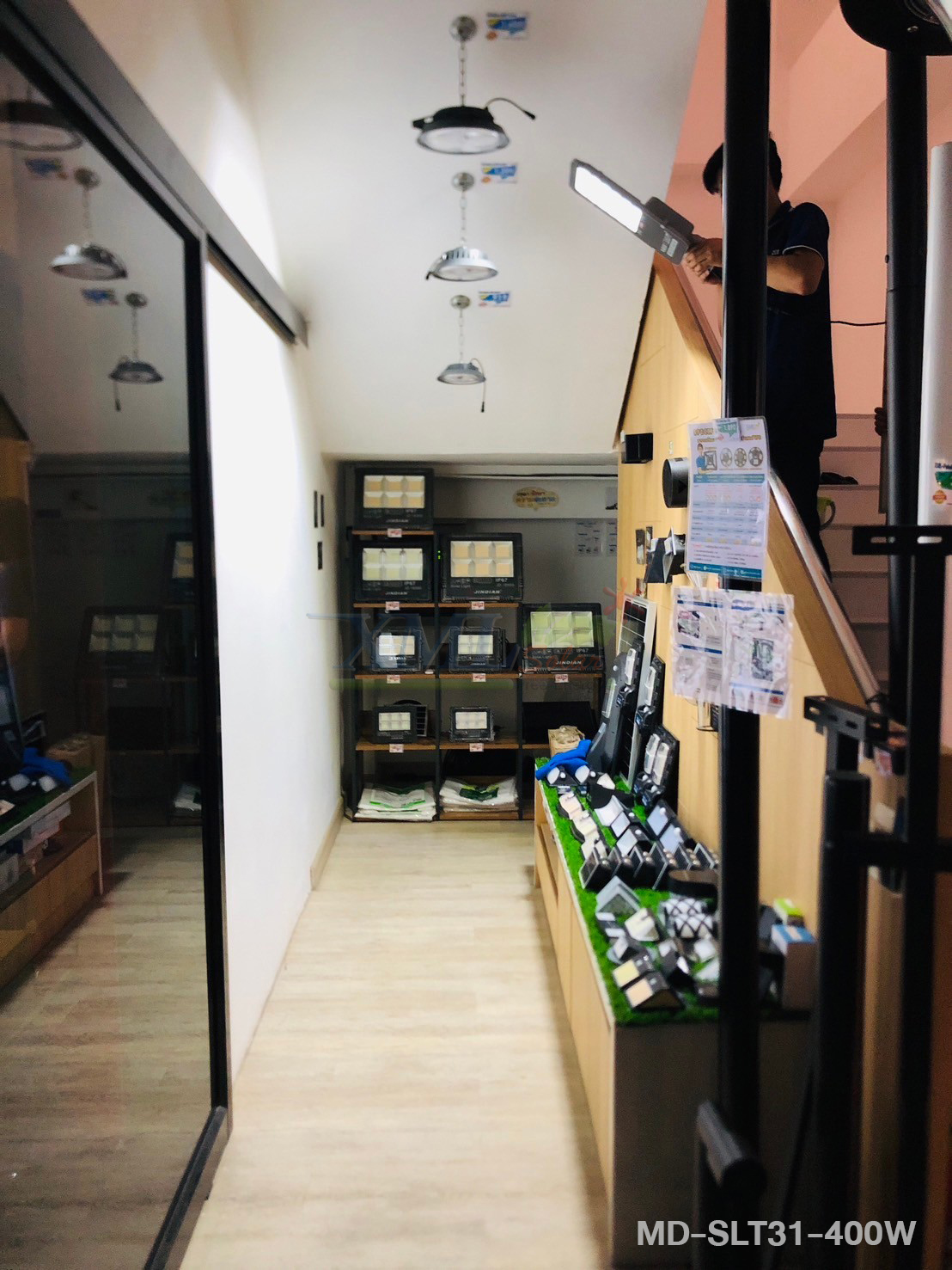 โคมไฟถนนโซล่าเซลล์ 300W/400W/600W รุ่น MD-SLT31 (เปิดได้ 3 แสง)