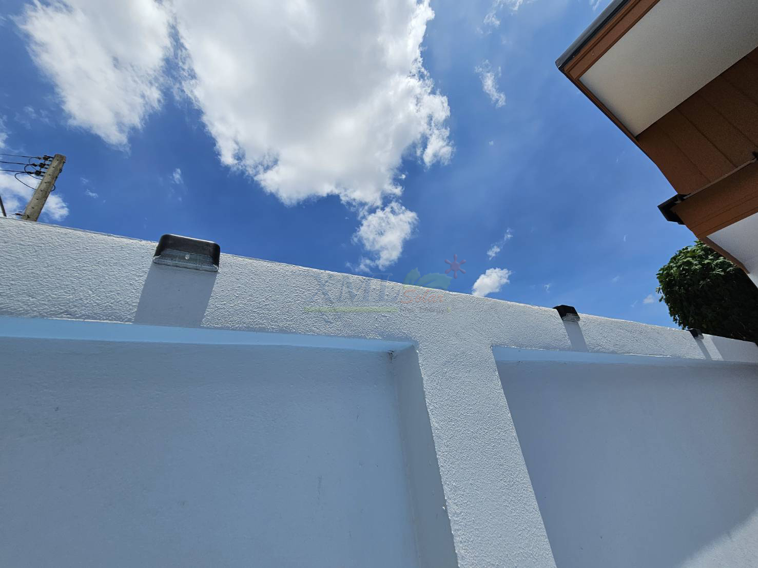 ไฟโซล่าเซลล์ติดบันได 1 LED (สีดำ) (แสง : เหลืองวอมไวท์) (ซื้อ 1 เเถม 7)