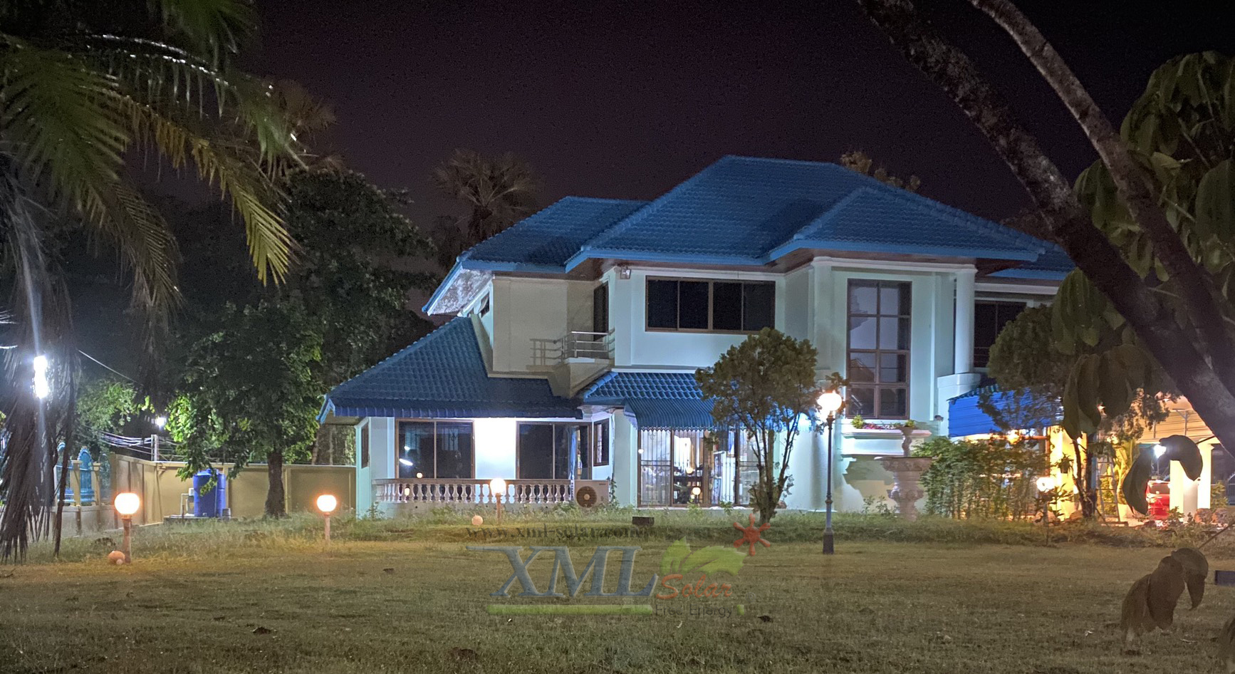 โคมไฟหัวเสาโซล่าเซลล์ ทรงกลมฐานสเเตนเลส (25 ซม.) + Remote (เปิดได้ 3 แสง)+AC