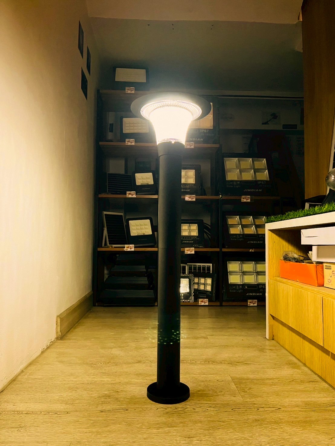 โคมไฟตั้งพื้นโซล่าเซลล์ รุ่น TC-3630C (เปิดได้ 2 แสง)