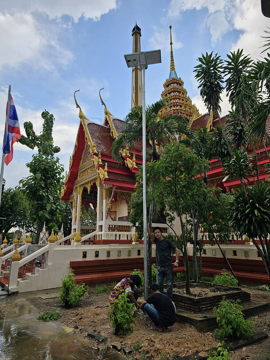 โคมไฟถนนโซล่าเซลล์อัจฉริยะ (รุ่น 9,000Lumens + แผง 100 W) (แสง : ขาว)