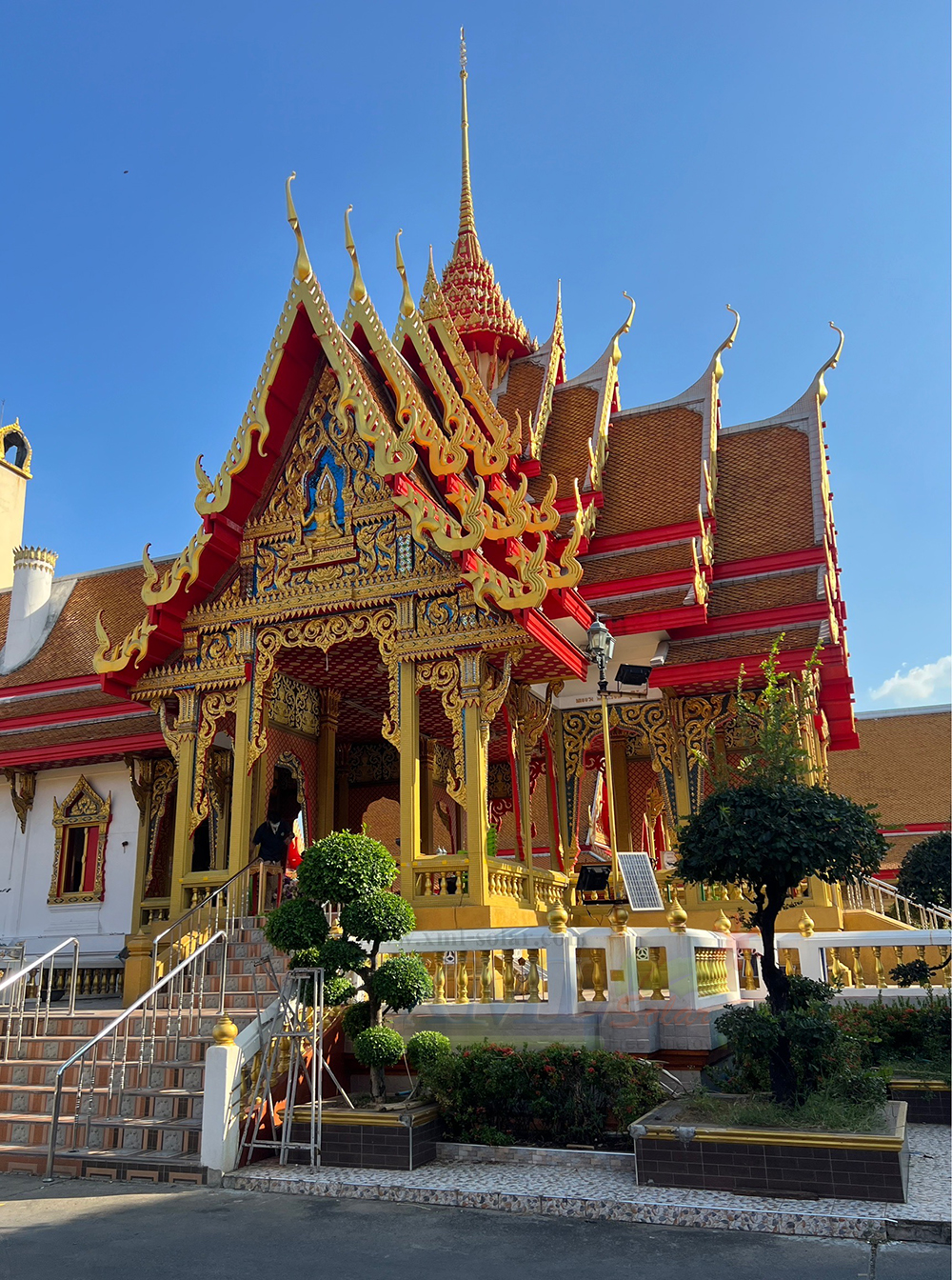 สปอร์ตไลท์โซล่าเซลล์ 200 W. รุ่นใหม่ JD8200L (แสง : เหลืองวอมไวท์)