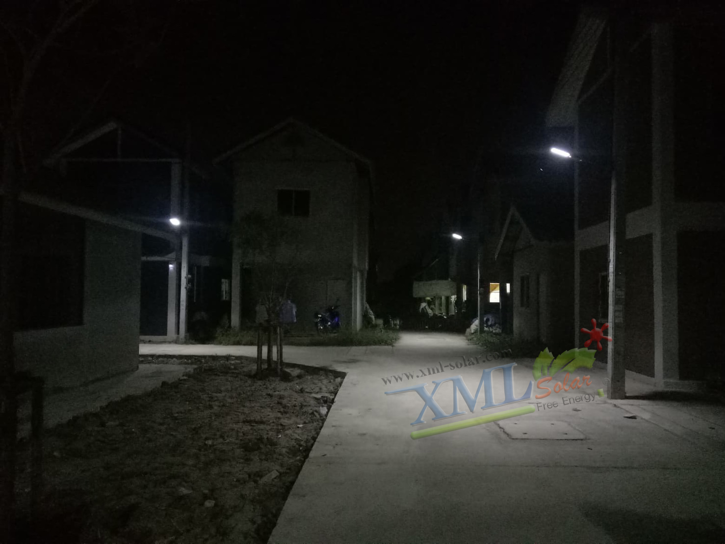 โคมไฟถนนโซล่าเซลล์ XML-Solar 200W (แสง : ขาว)(สว่างค้าง)