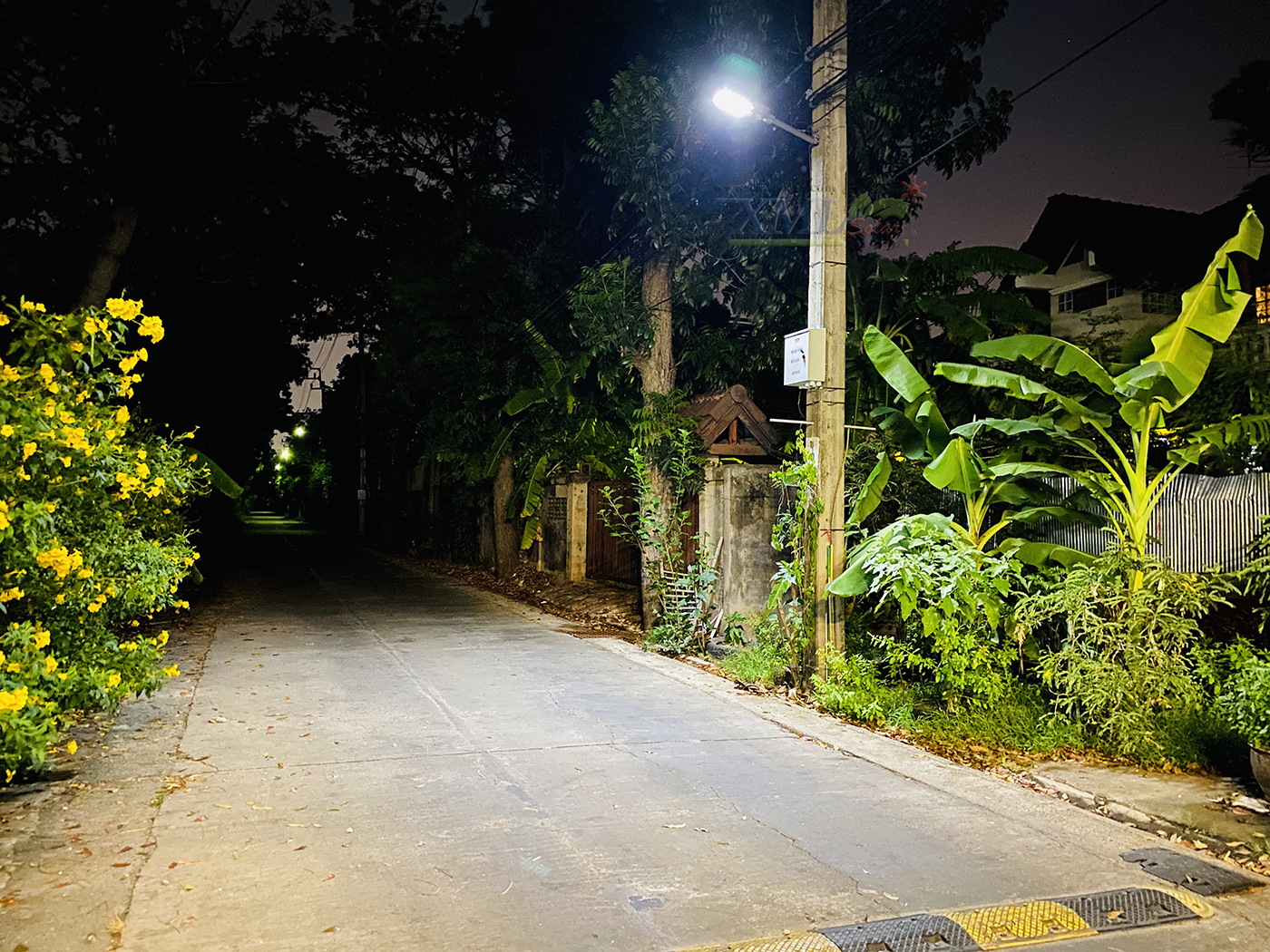 โคมไฟถนนโซล่าเซลล์ XML-Solar 200W (แสง : ขาว)(สว่างค้าง)