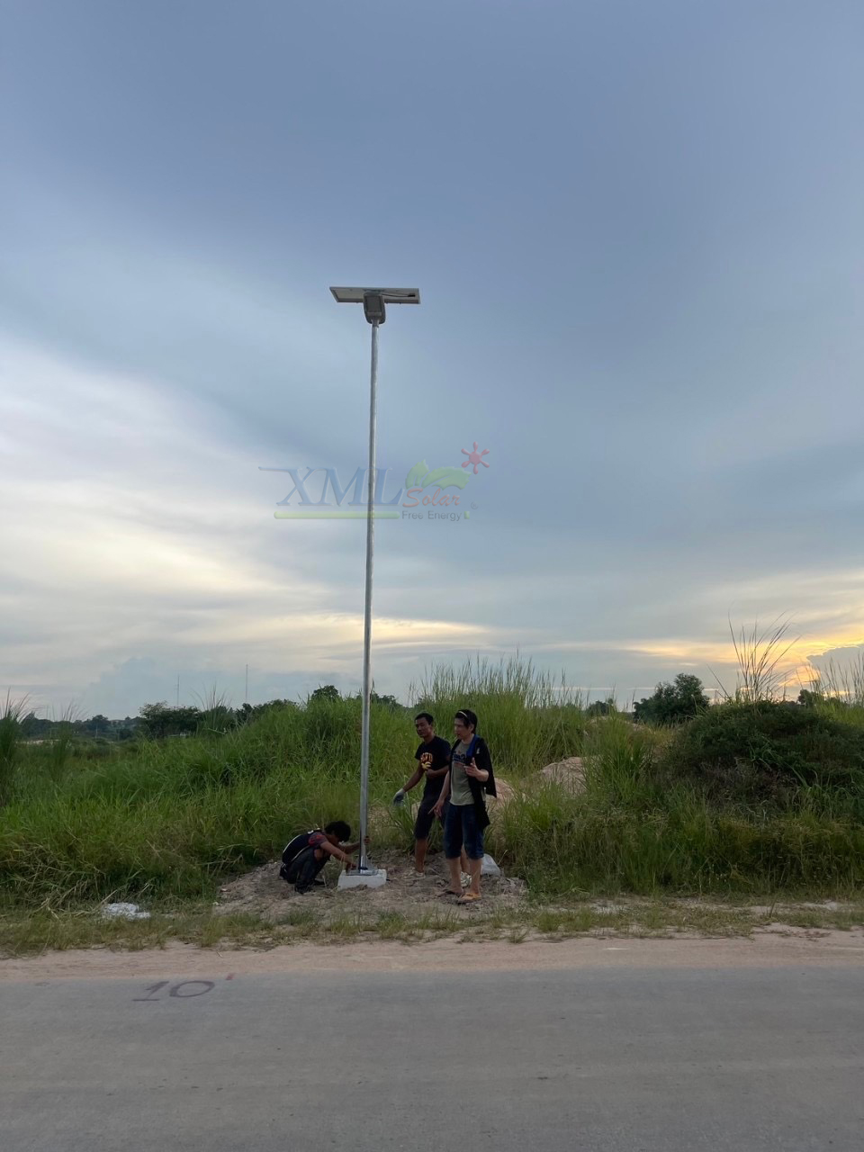 โคมไฟถนนโซล่าเซลล์อัจฉริยะ (รุ่น 9,000Lumens + แผง 100 W) (แสง : ขาว)