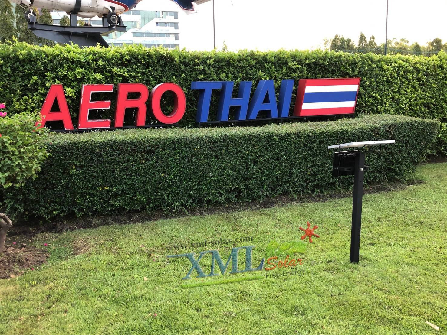 ไฟสปอตไลท์โซล่าเซลล์ 50 Watt กล่องสีน้ำตาล (เปิดได้ 3 แสง)