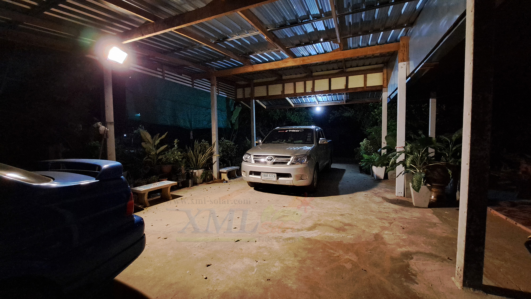 ไฟสปอตไลท์โซล่าเซลล์ 200 Watt กล่องสีน้ำตาล (เปิดได้ 3 แสง)