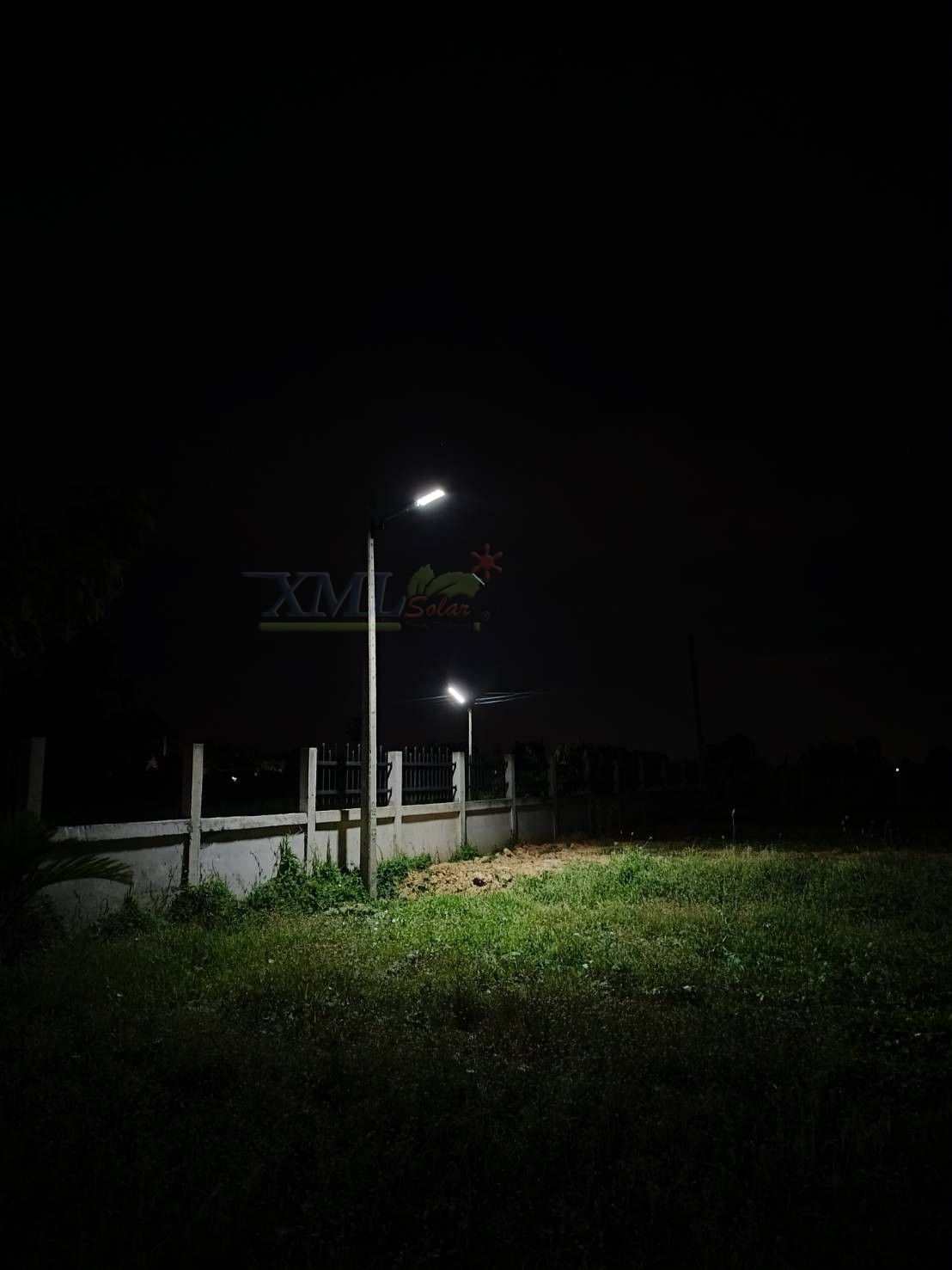 โคมไฟถนนโซล่าเซลล์ XML-Solar 300W (แสง : ขาว)(สว่างค้าง)