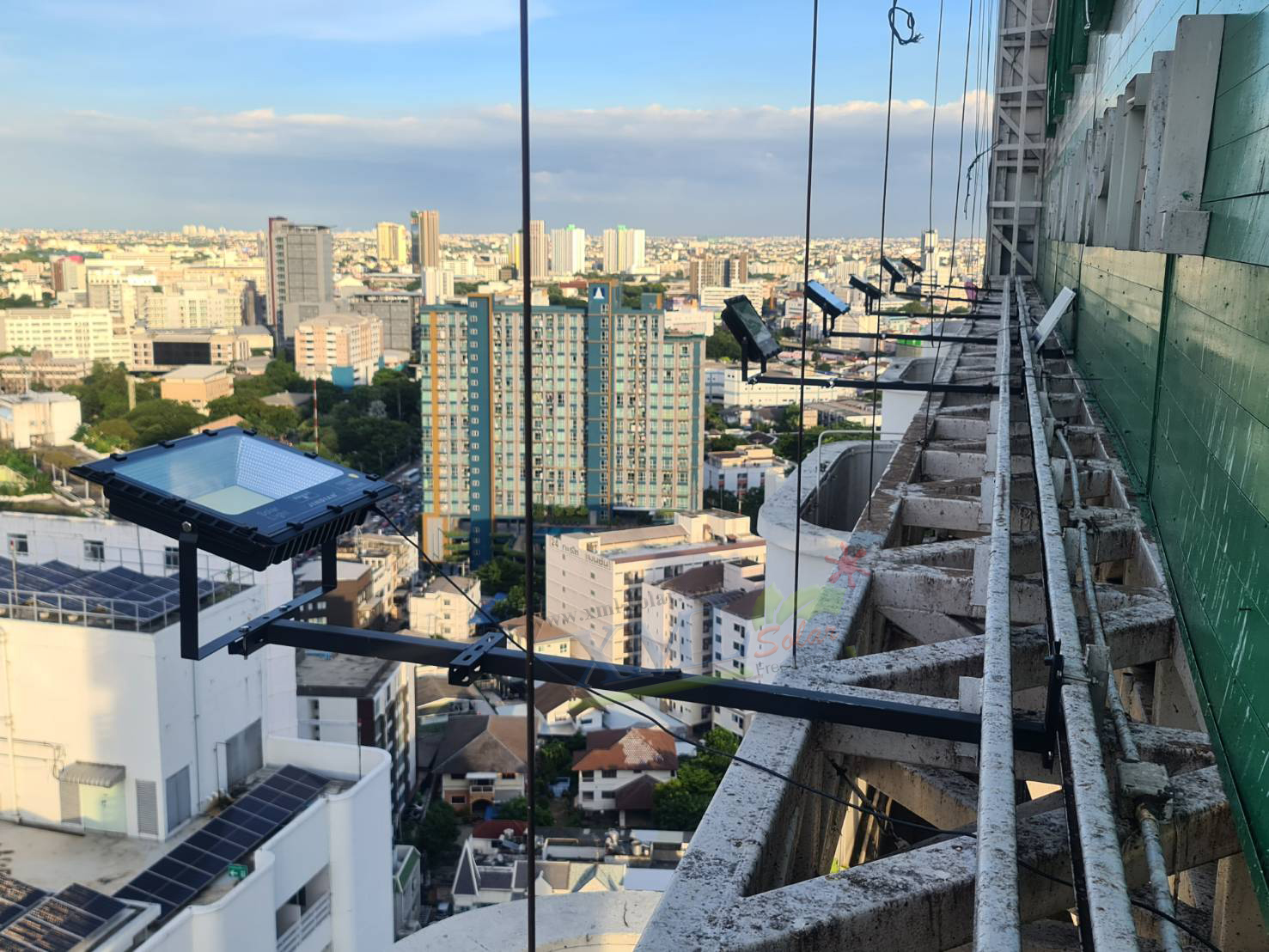 สปอร์ตไลท์โซล่าเซลล์ 1000 W. รุ่นใหม่ JD81000L (แสง : ขาว)