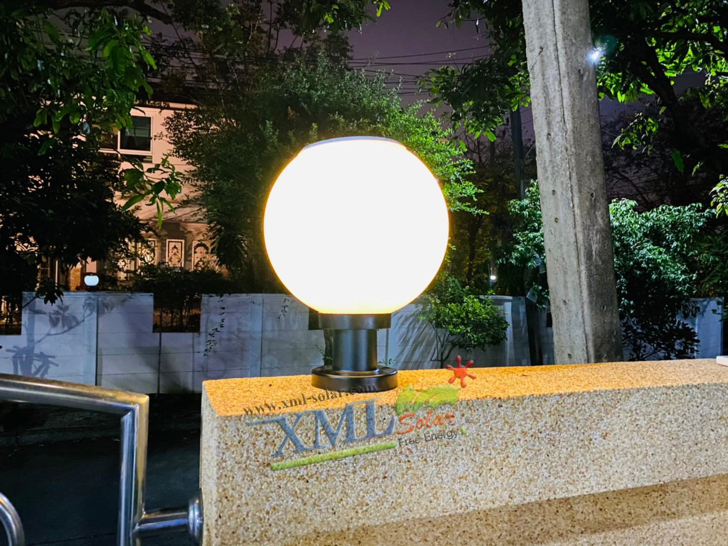 โคมไฟหัวเสาโซล่าเซลล์ ทรงกลมฐานดำ (25 ซม.) + Remote (เปิดได้ 3 แสง)+AC