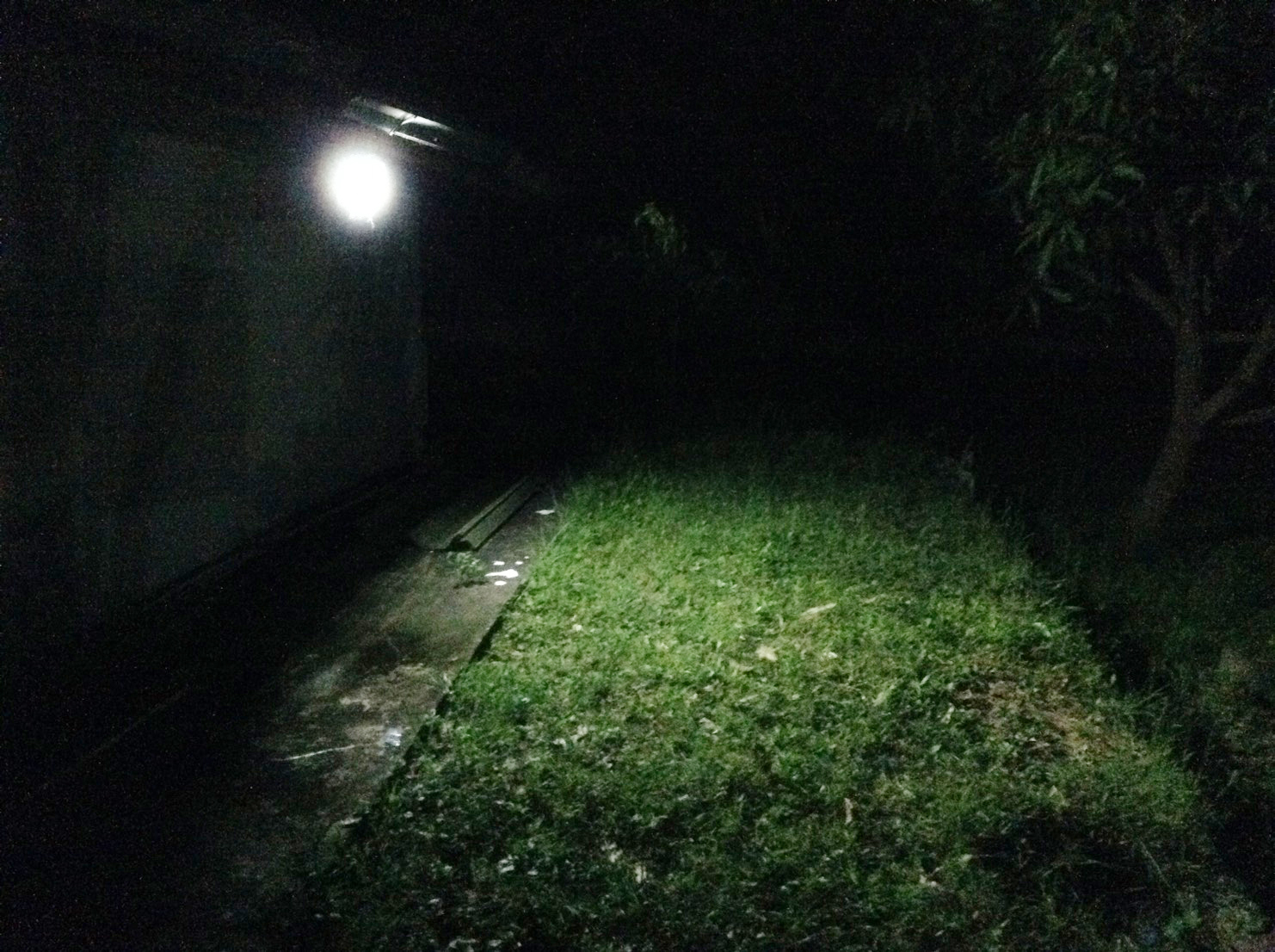 ไฟสปอตไลท์โซล่าเซลล์ 80 W. รุ่น Modi x XML (เเสง : ขาว) (1 เเถม 1)