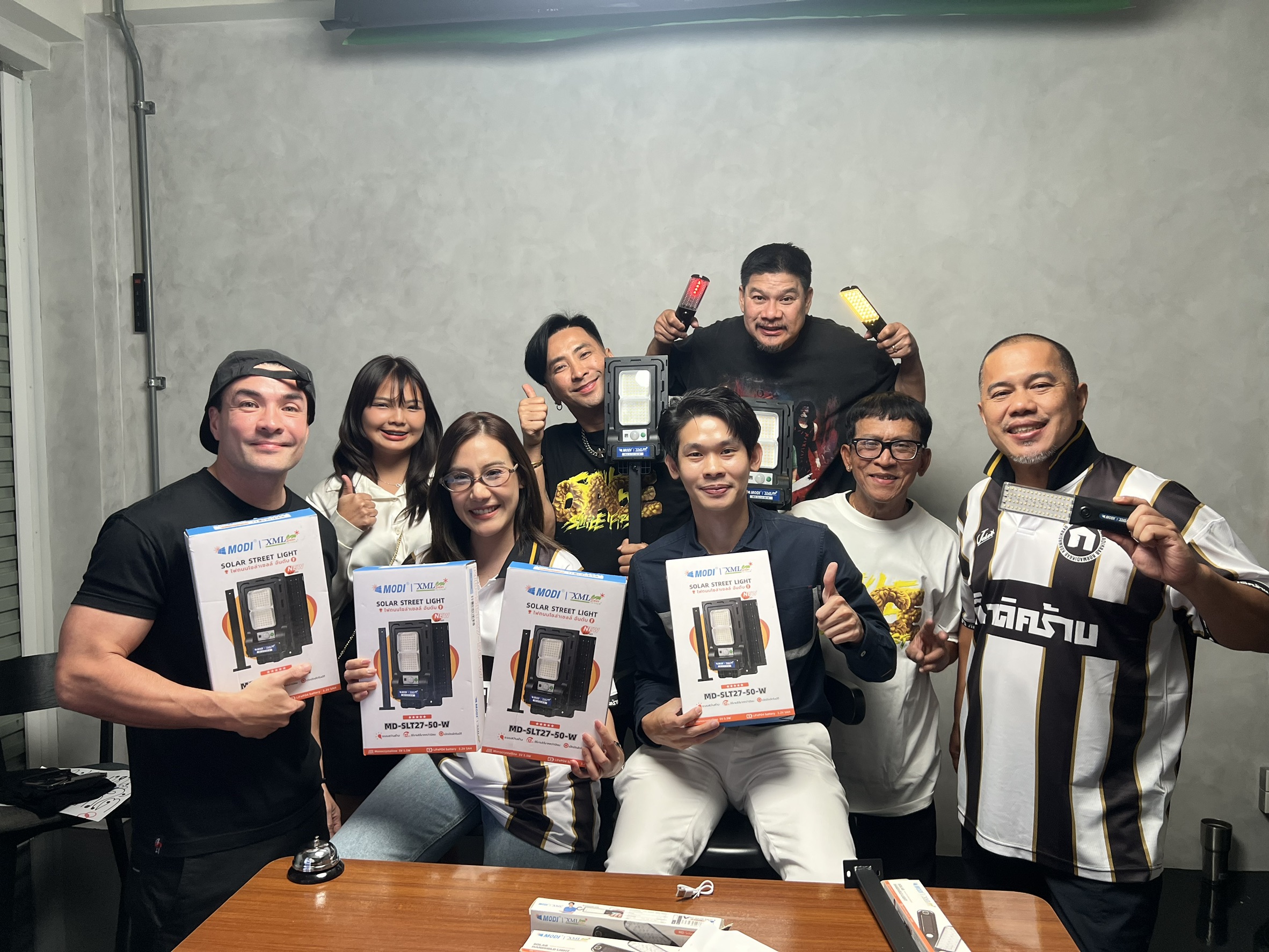 ไฟโซล่าเซลล์แบบพกพา Type B 5W มีตะขอ (เปิดได้ 3 แสง + ไฟเตือน)