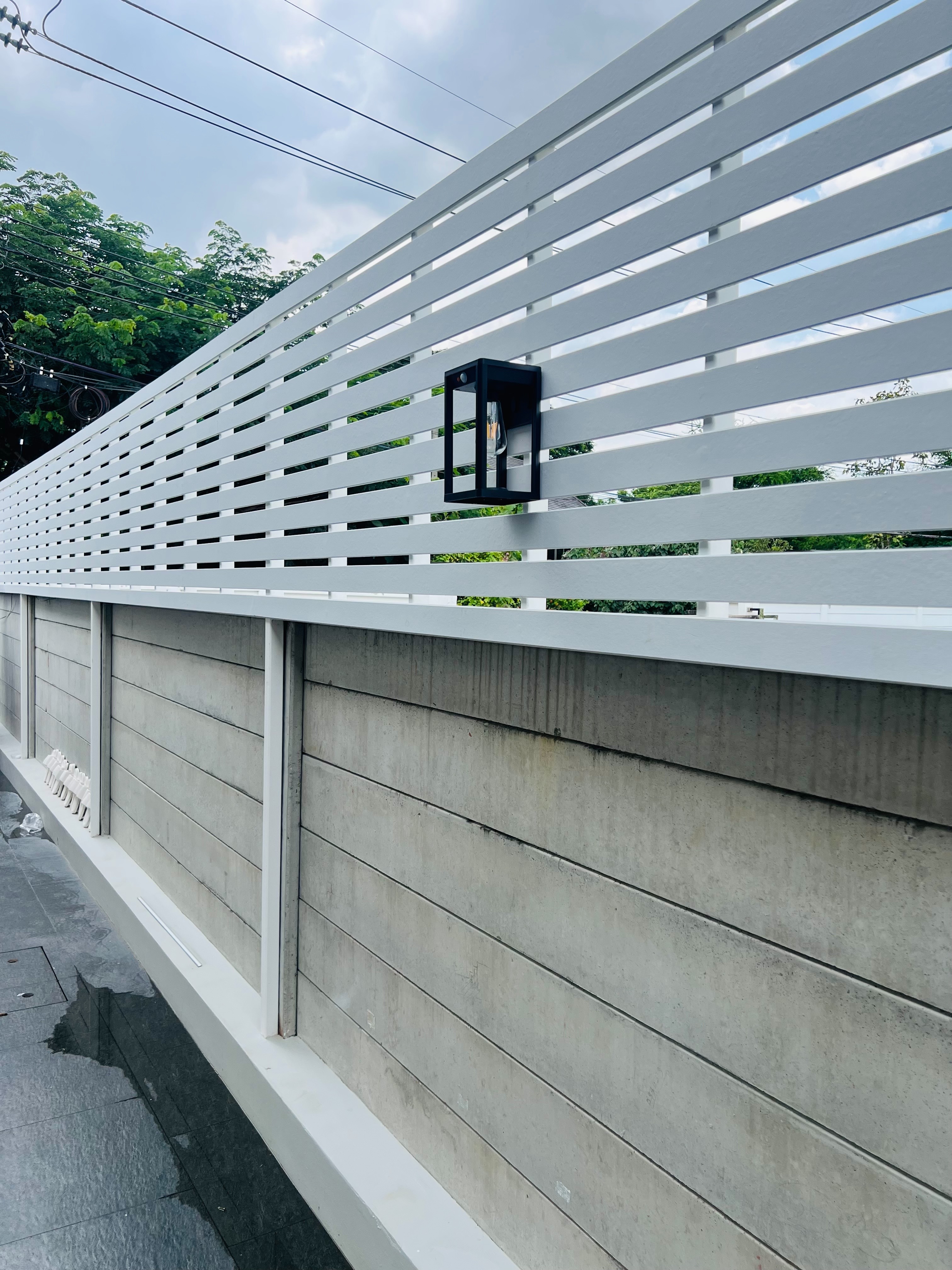 โคมไฟติดผนังโซล่าเซลล์ หลอดไส้ รุ่น TB-283 (แสง : เหลืองวอมไวท์)