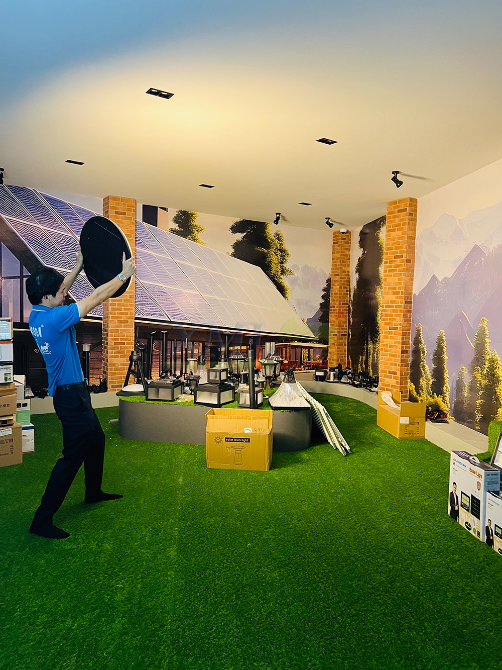 โคมไฟถนนโซล่าเซลล์ UFO ทรงกลม รุ่น MD-SLT-39-500W Plus (แสง : เหลืองวอมไวท์)