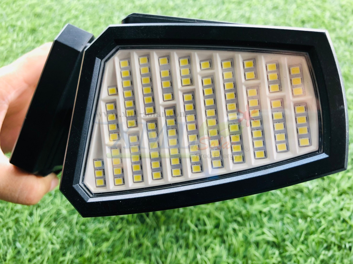 สปอร์ตไลท์ปักสนามโซล่าเซลล์ 350 LED + Motion Sensor (แสง : ขาว)