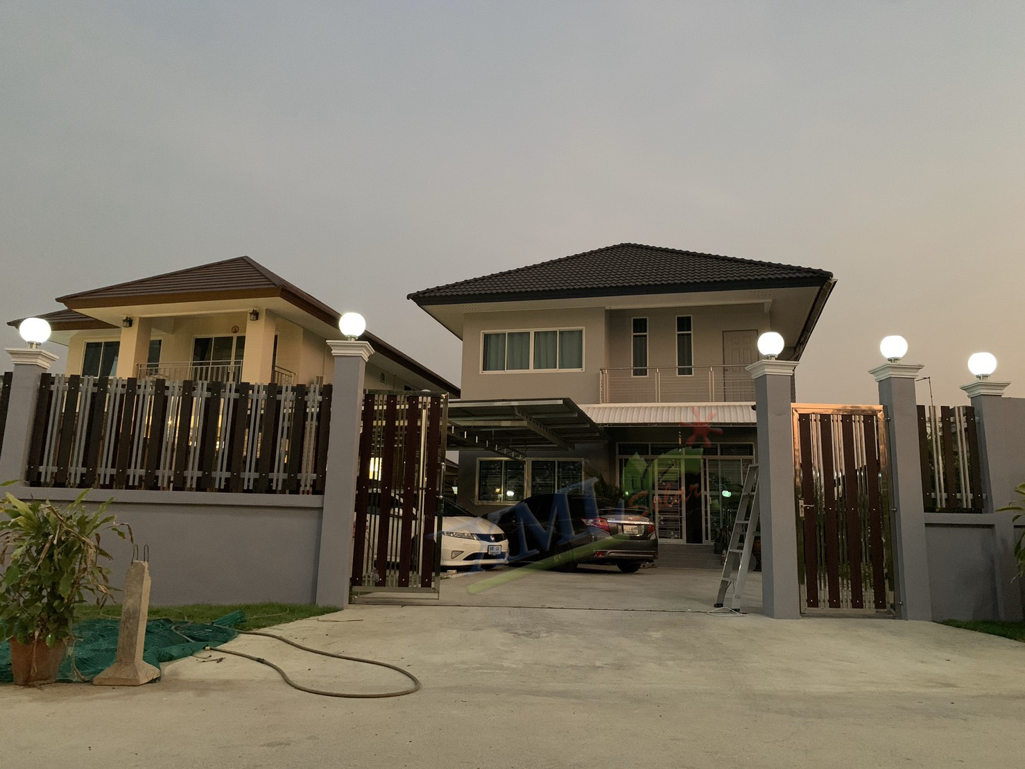 โคมไฟหัวเสาโซล่าเซลล์ ทรงกลมฐานสเเตนเลส (25 ซม.) + Remote (เปิดได้ 3 แสง)+AC