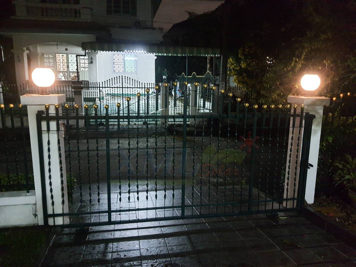 โคมไฟหัวเสาโซล่าเซลล์ ทรงกลมฐานดำ (25 ซม.) + Remote (เปิดได้ 3 แสง)+AC