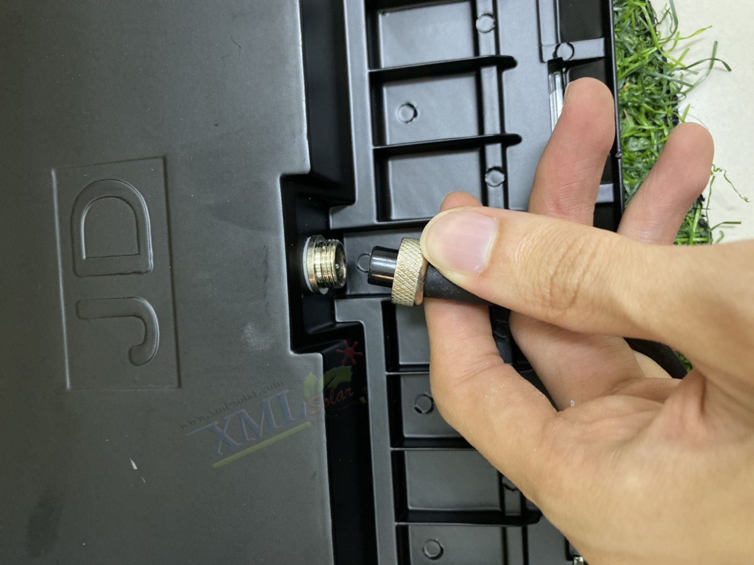 ไฟสปอตไลท์โซล่าเซลล์ 200W SLIM (แสง : เหลืองวอมไวท์)