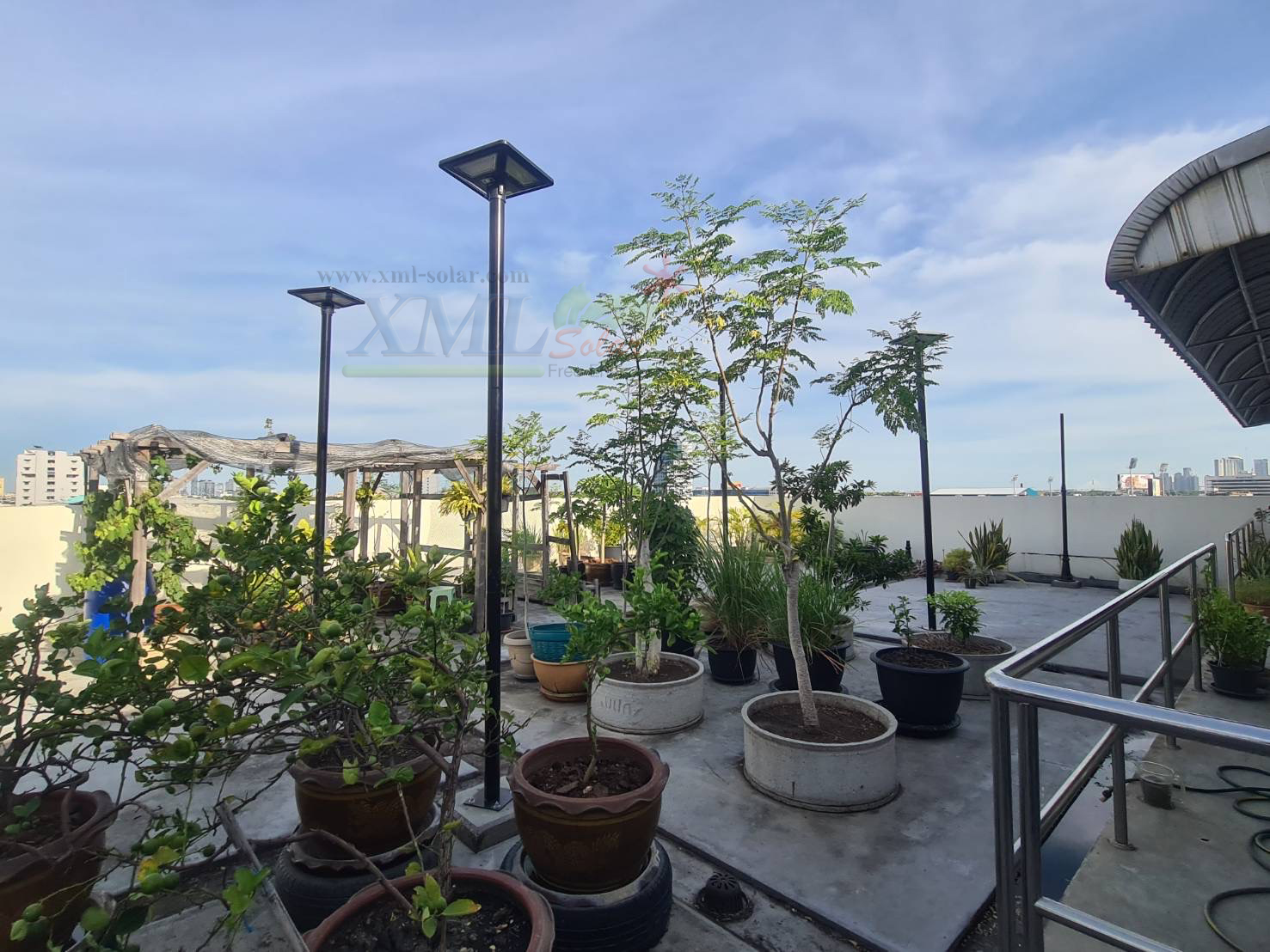 ชุดเสาพร้อมโคม SET B (โคมไฟโซล่าเซลล์ UFO SLT28-300W + เสาเหล็กดำสูง 2.82 เมตร)(แสงขาว)