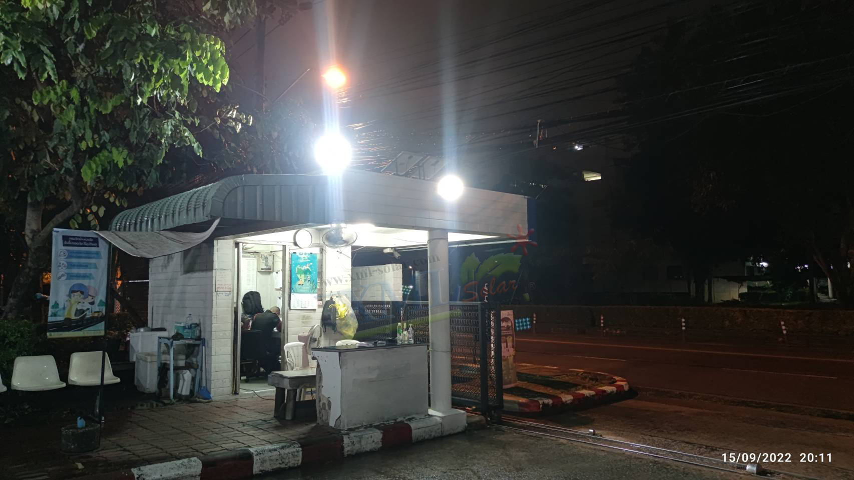 ไฟสปอตไลท์โซล่าเซลล์ 80 W. รุ่น Modi x XML (เเสง : ขาว) (1 เเถม 1)