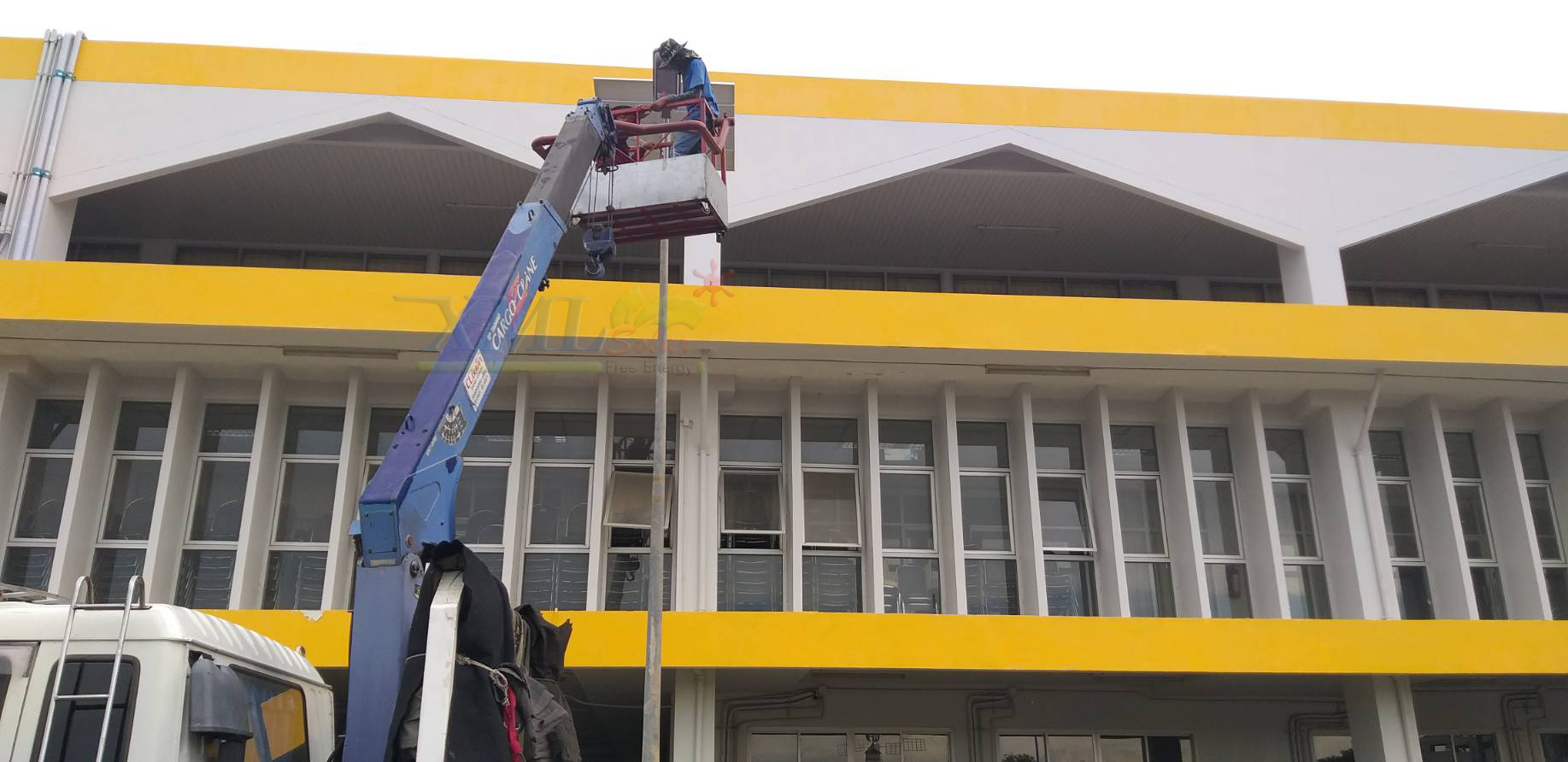 โคมไฟถนนโซล่าเซลล์ Series Y แผงเเยกโคมได้ (12800 Lumens + แผง 200 W) (แสง : ขาว)