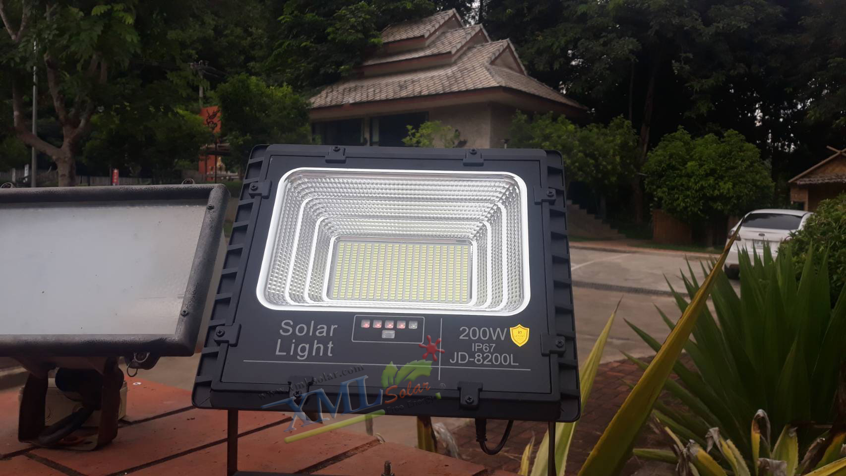 สปอร์ตไลท์โซล่าเซลล์ 200 W. รุ่นใหม่ JD8200L (แสง : เหลืองวอมไวท์)