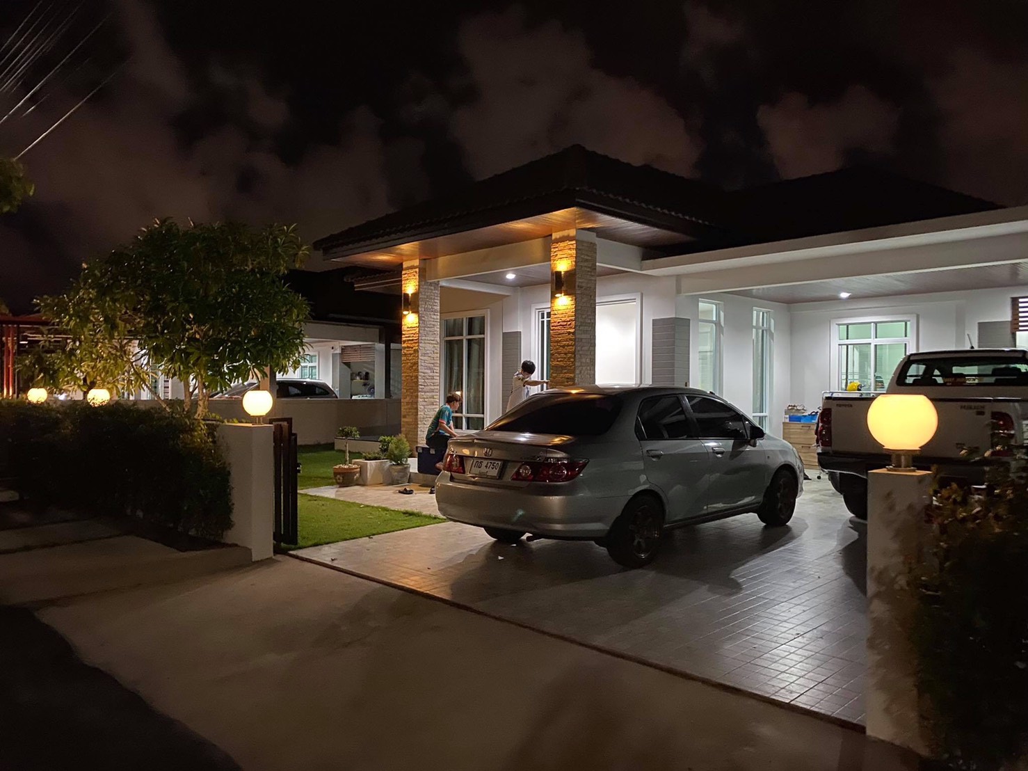 โคมไฟหัวเสาโซล่าเซลล์ ทรงกลมฐานสเเตนเลส (25 ซม.) + Remote (เปิดได้ 3 แสง)+AC