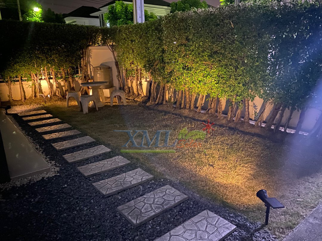 สปอร์ตไลท์ปักสนามโซล่าเซลล์ 7 LED(super bright) (เเสง : เหลืองวอมไวท์)
