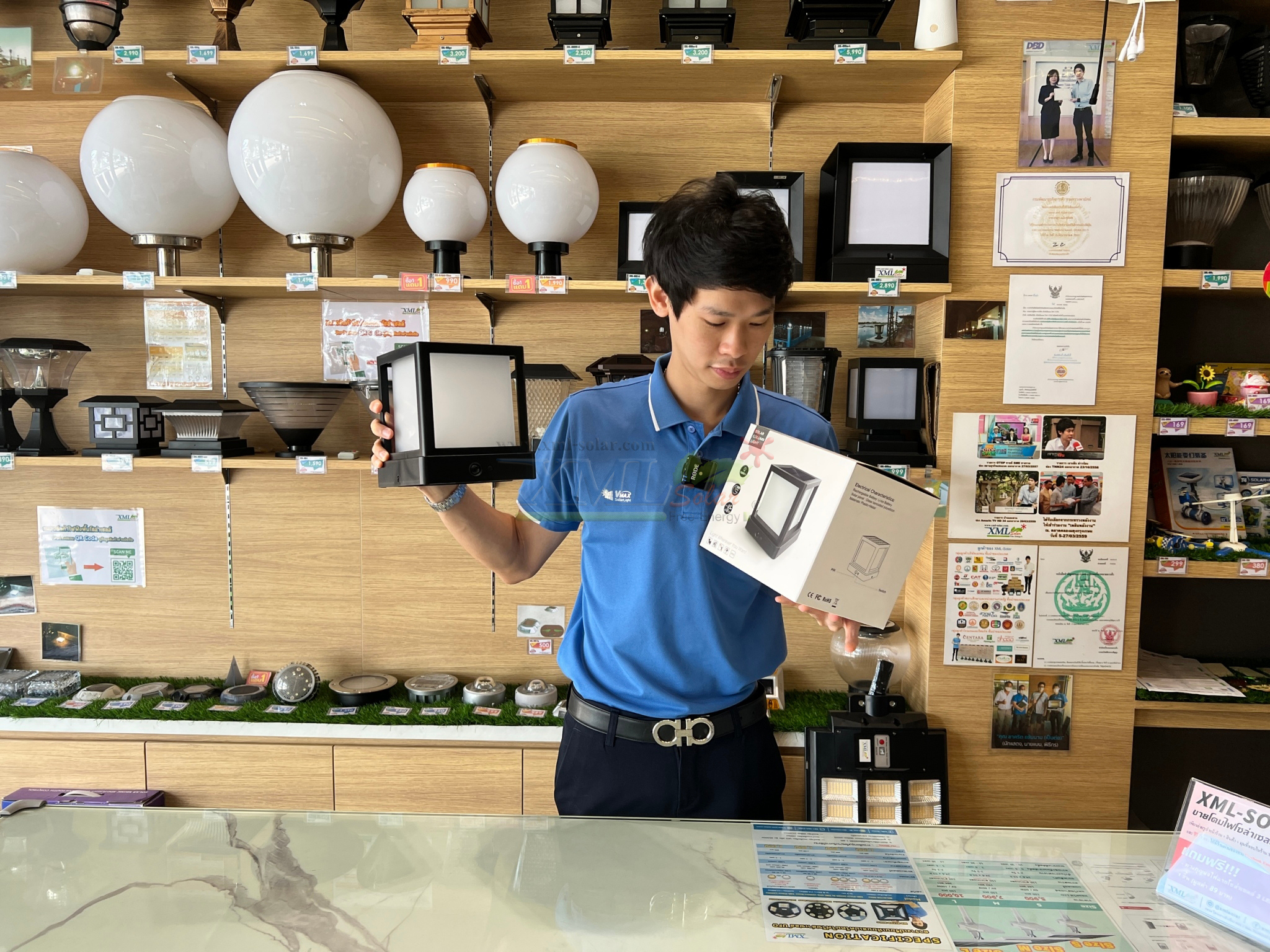 ไฟตั้งพื้นโซล่าเซลล์ ทรงลูกบาศก์ 1000 Lumen + Motion sensor (เเสง : เหลืองวอมไวท์)