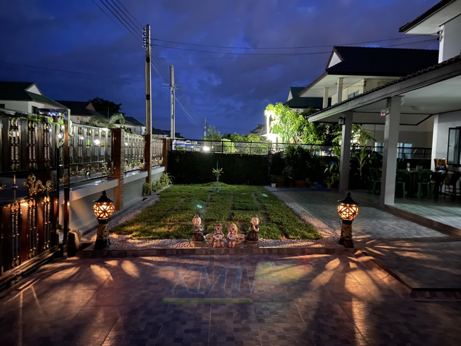 โคมไฟโซล่าเซลล์ ติดเพดาน รุ่นตาข่ายดำ Loft style (แสง เหลืองวอมไวท์)