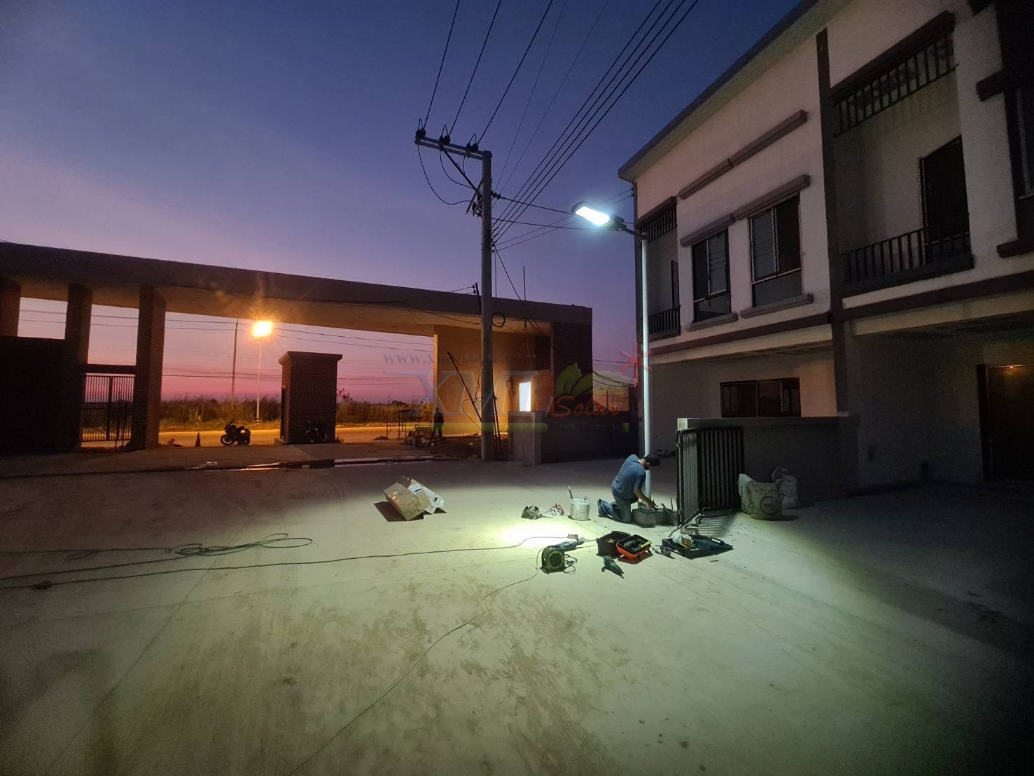 โคมไฟถนนโซล่าเซลล์ Modi x XML รุ่น MD-SLT17-400W (แสง : ขาว)(Motion sensor + สว่างค้าง)