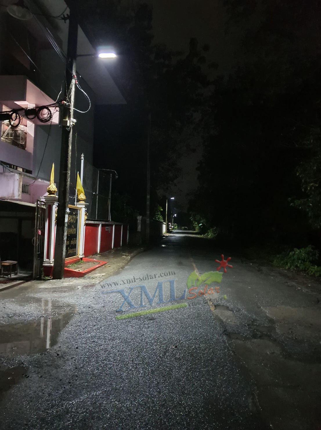 โคมไฟถนนโซล่าเซลล์ XML-Solar 300W (แสง : ขาว)(สว่างค้าง)