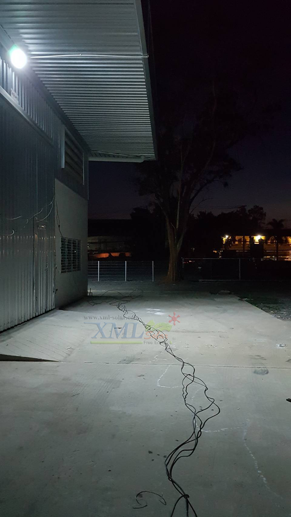 ไฟสปอตไลท์โซล่าเซลล์ 400 W. รุ่น Modi x XML ไซต์ใหญ่ (เเสง : ขาว)